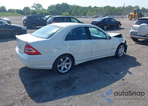 2007 Mercedes-Benz C 230 Sport z USA, uszkodzony, nr VIN WDBRF52H57A932428